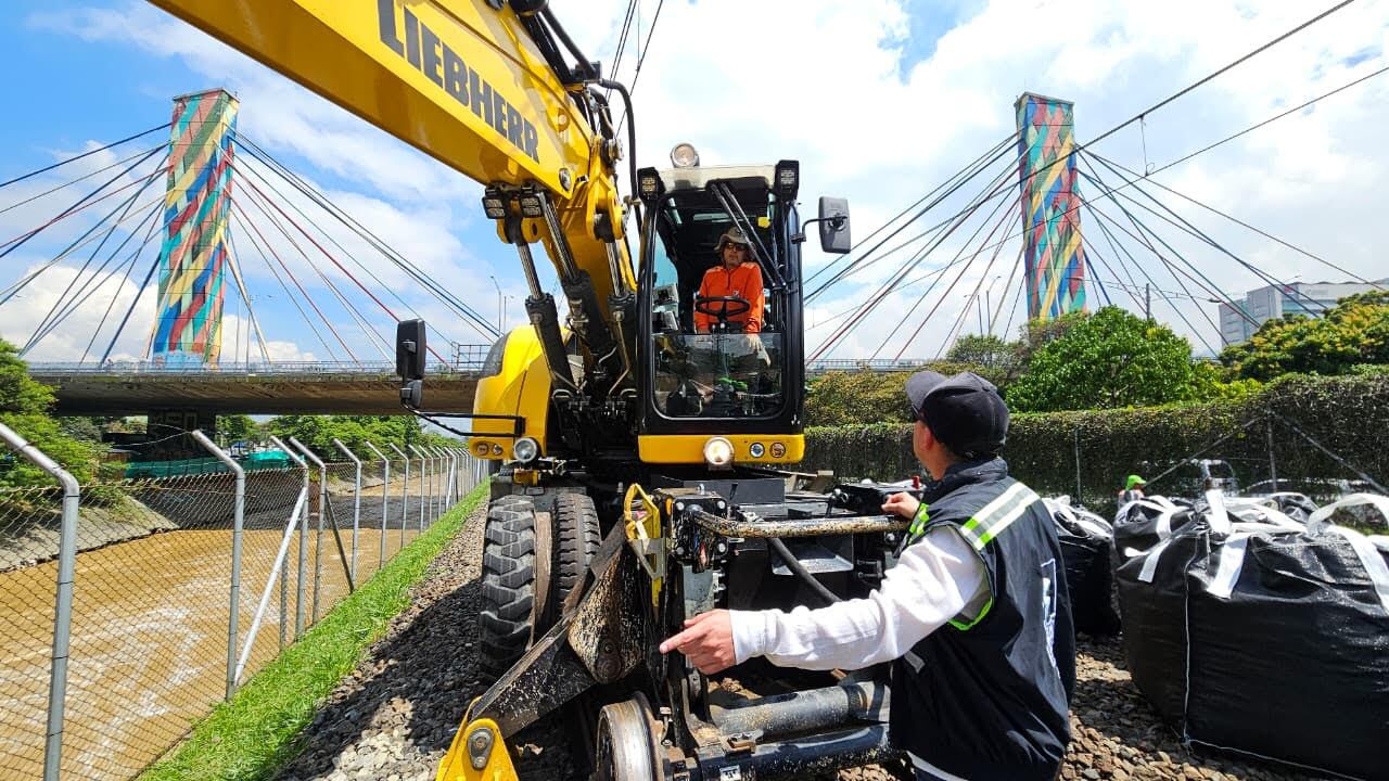 Las labores con maquinaria amarilla se concentran en el costado occidental de la vía, el más cercano al río Medellín. Foto: Metro de Medellín.
