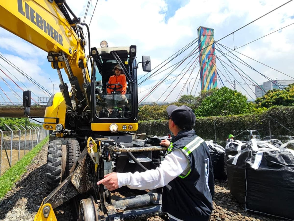 Contingencia en el Metro de Medellín: cortaron rieles para el ingreso de maquinaria pesada