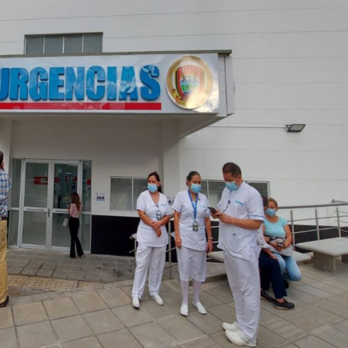Cinco clínicas del área metropolitana reportan saturación en urgencias