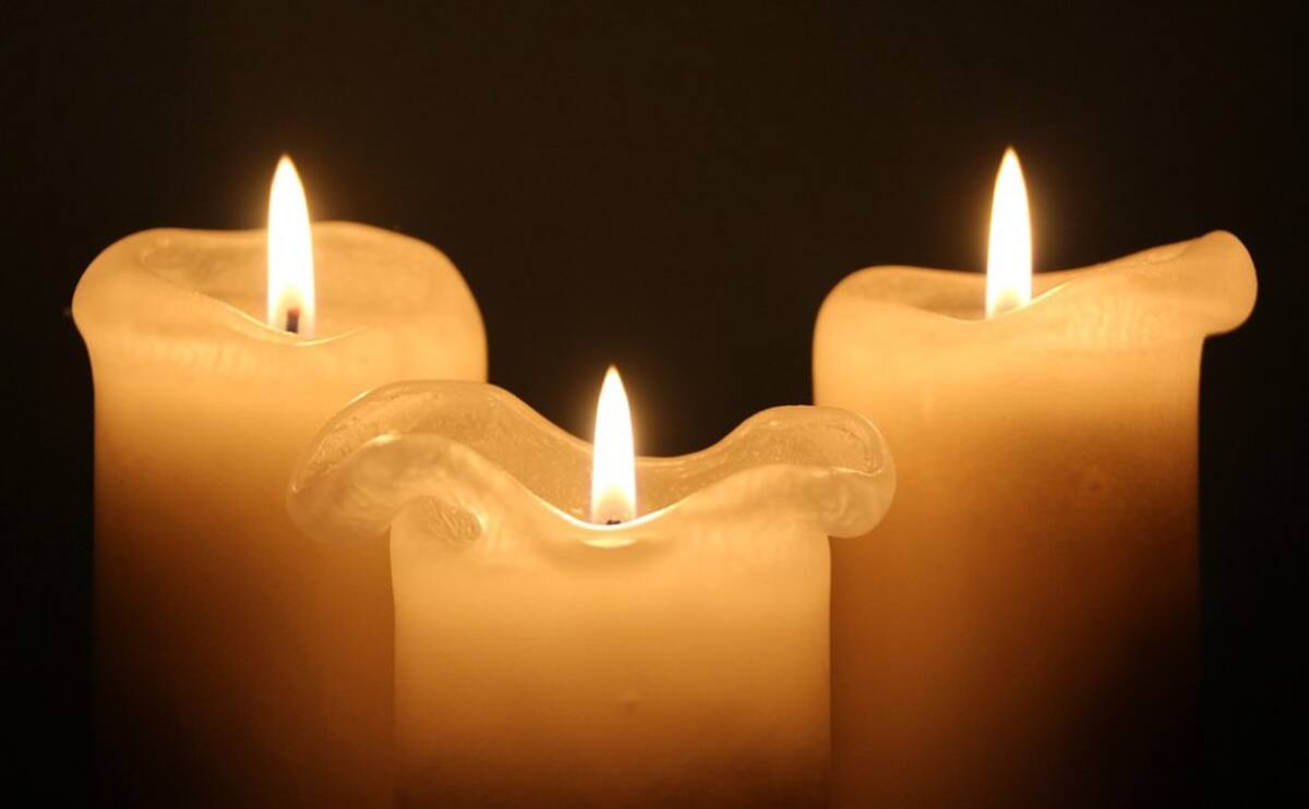Prender velas blancas para atraer armonía.