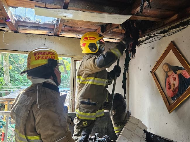Incendio estructural en el barrio La Playita en Pereira, deja un hombre lesionado
