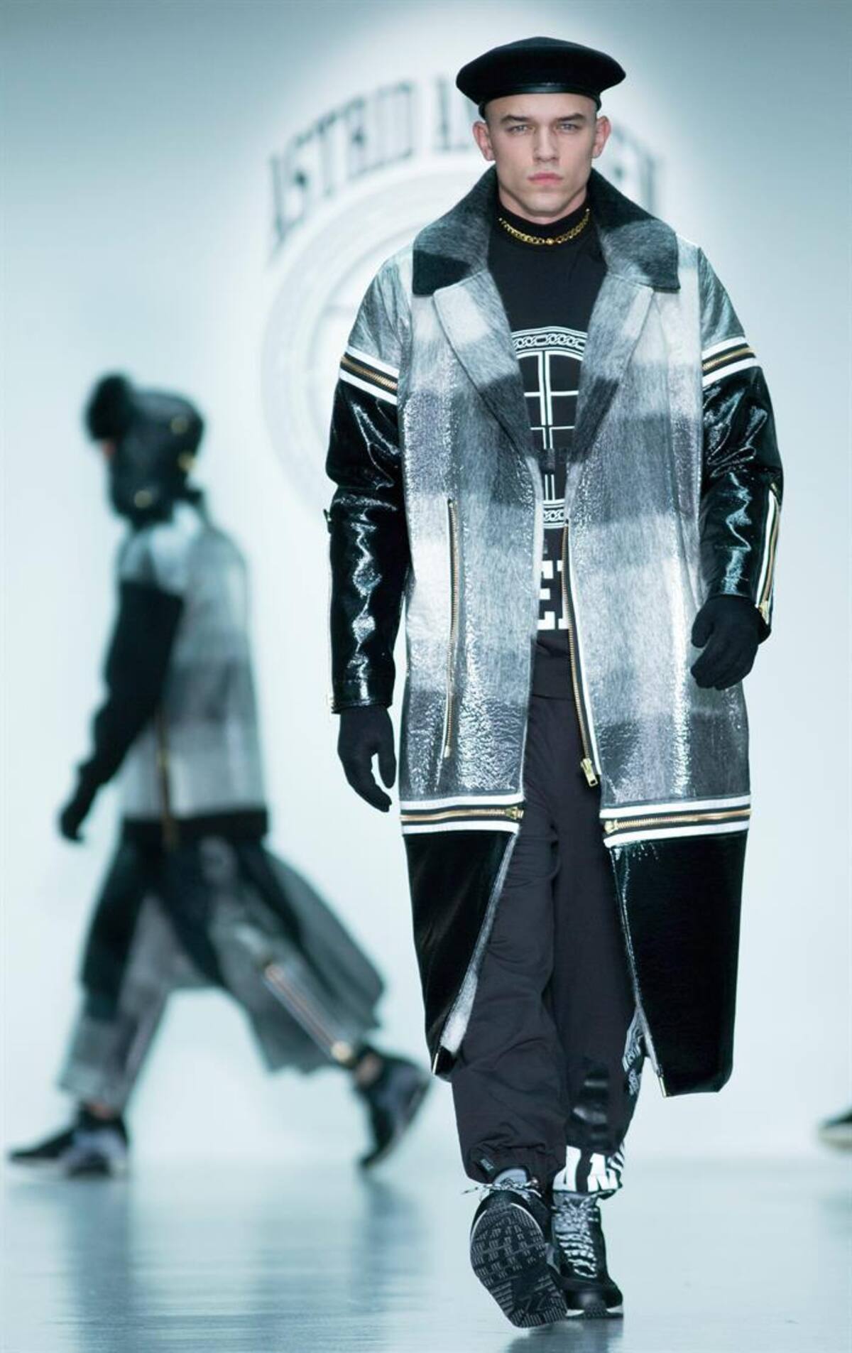 Una serie de modelos presentan la colección de otoño, invierno 2015 en la semana de la moda masculina en Londres, Inglaterra, que se realizará hasta el próximo 12 de enero.