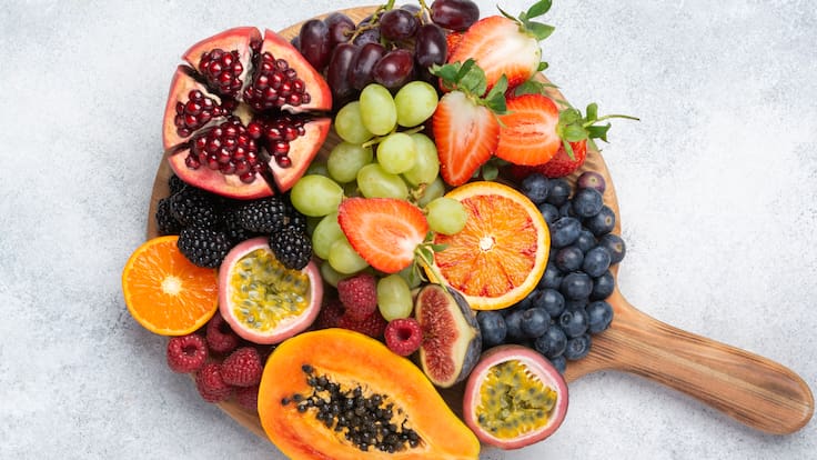 Diversos tipos de frutas sobre una tabla (Foto vía Getty Images)