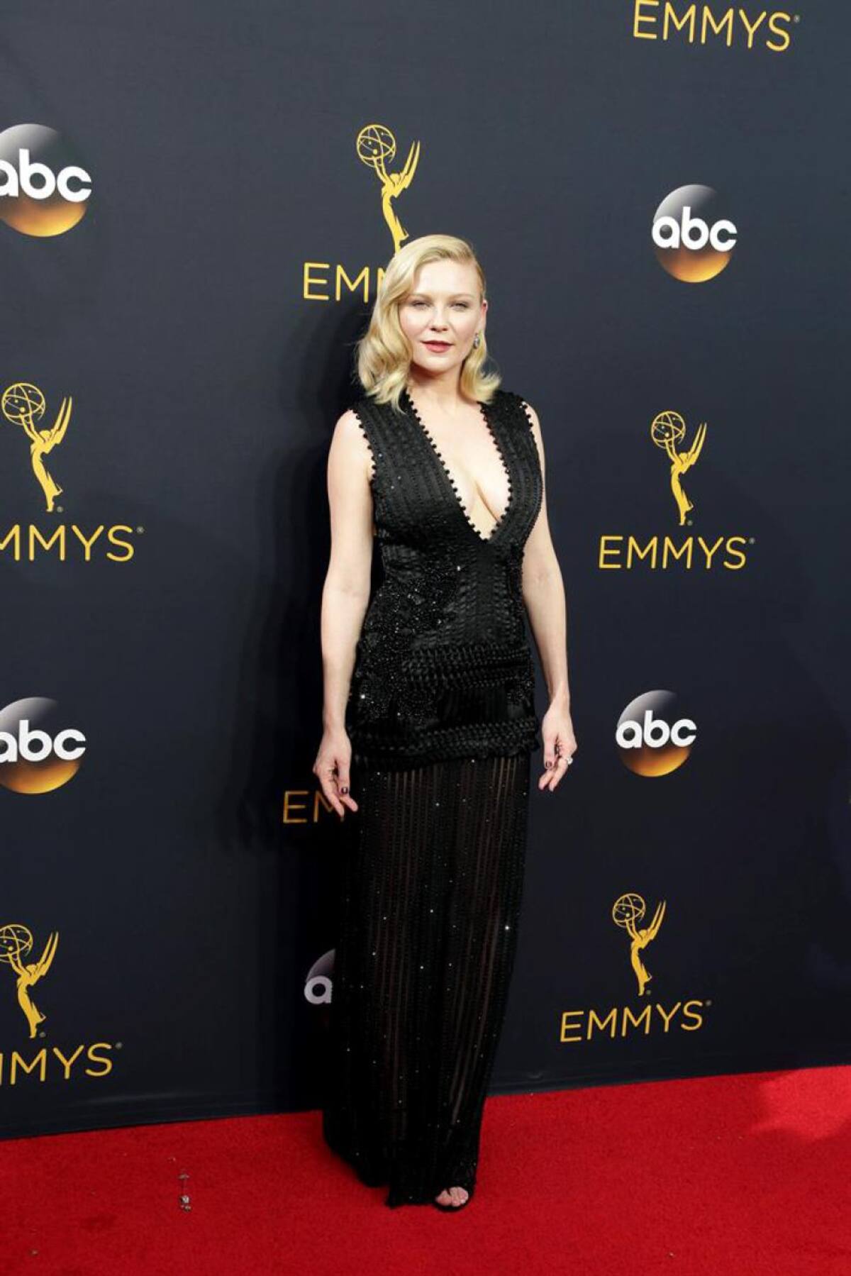 La colombiana Sofía Vergara lució un vestido ajustado color durazno Atelier Versace.