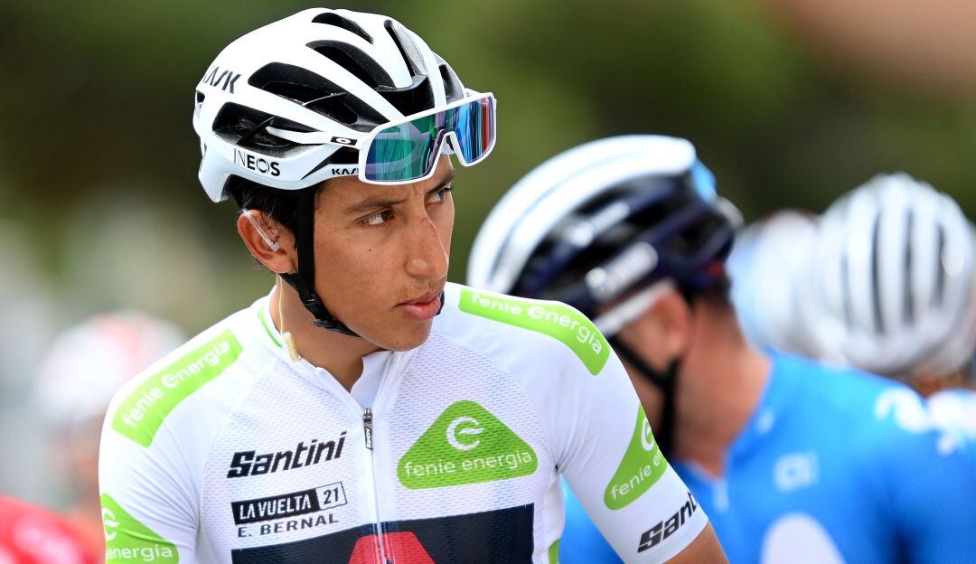 Egan Bernal luce la camiseta de mejor joven de La Vuelta a España.