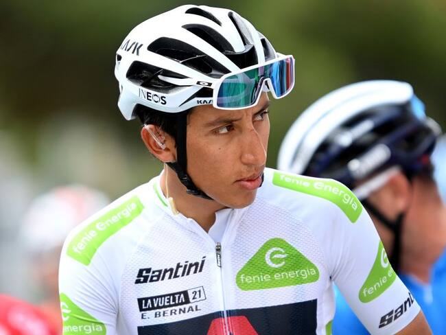 Egan Bernal luce la camiseta de mejor joven de La Vuelta a España.