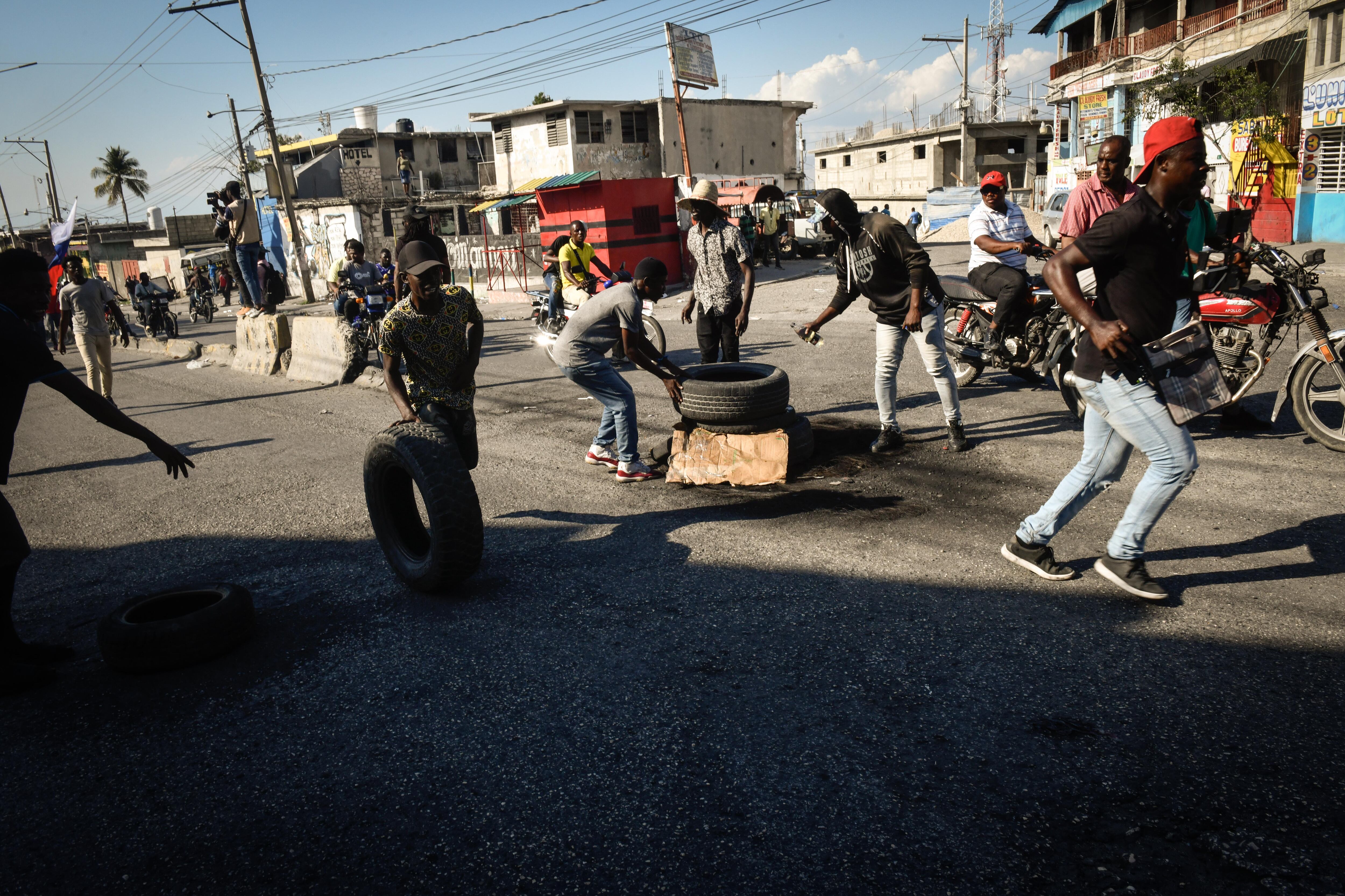 Manifestantes protestan para exigir la renuncia del primer ministro Ariel Henry este jueves en Puerto Príncipe (Haití). Varias decenas de personas salieron este jueves a las calles de Puerto Príncipe para exigir la renuncia del primer ministro, Ariel Henry, que se encuentra en Puerto Rico tras un fallido intento de volver a su país el martes. EFE/ Johnson Sabin