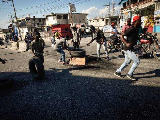 Manifestantes protestan para exigir la renuncia del primer ministro Ariel Henry este jueves en Puerto Príncipe (Haití). Varias decenas de personas salieron este jueves a las calles de Puerto Príncipe para exigir la renuncia del primer ministro, Ariel Henry, que se encuentra en Puerto Rico tras un fallido intento de volver a su país el martes. EFE/ Johnson Sabin