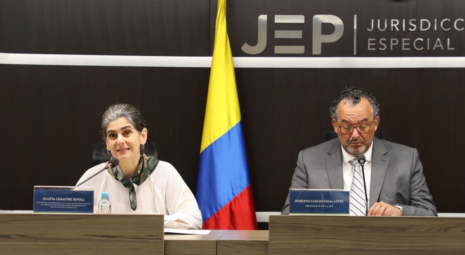 Magistrada Julieta Lemaitre y el presidente de la JEP, Roberto Vidal. Foto Cortesía JEP