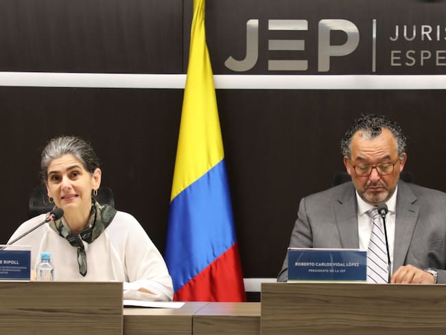 Magistrada Julieta Lemaitre y el presidente de la JEP, Roberto Vidal. Foto Cortesía JEP