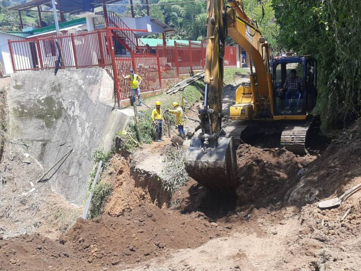 Con maquinaria amarilla siguen atendiendo puntos críticos por derrumbes