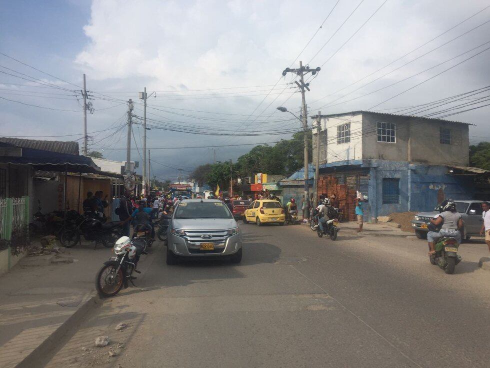 Cerca de 30 vehículos y 300 simpatizantes del No protagonizaron una caravana que partió desde el barrio Canapote y recorrió los principales barrios de la zona sur oriental de Cartagena.