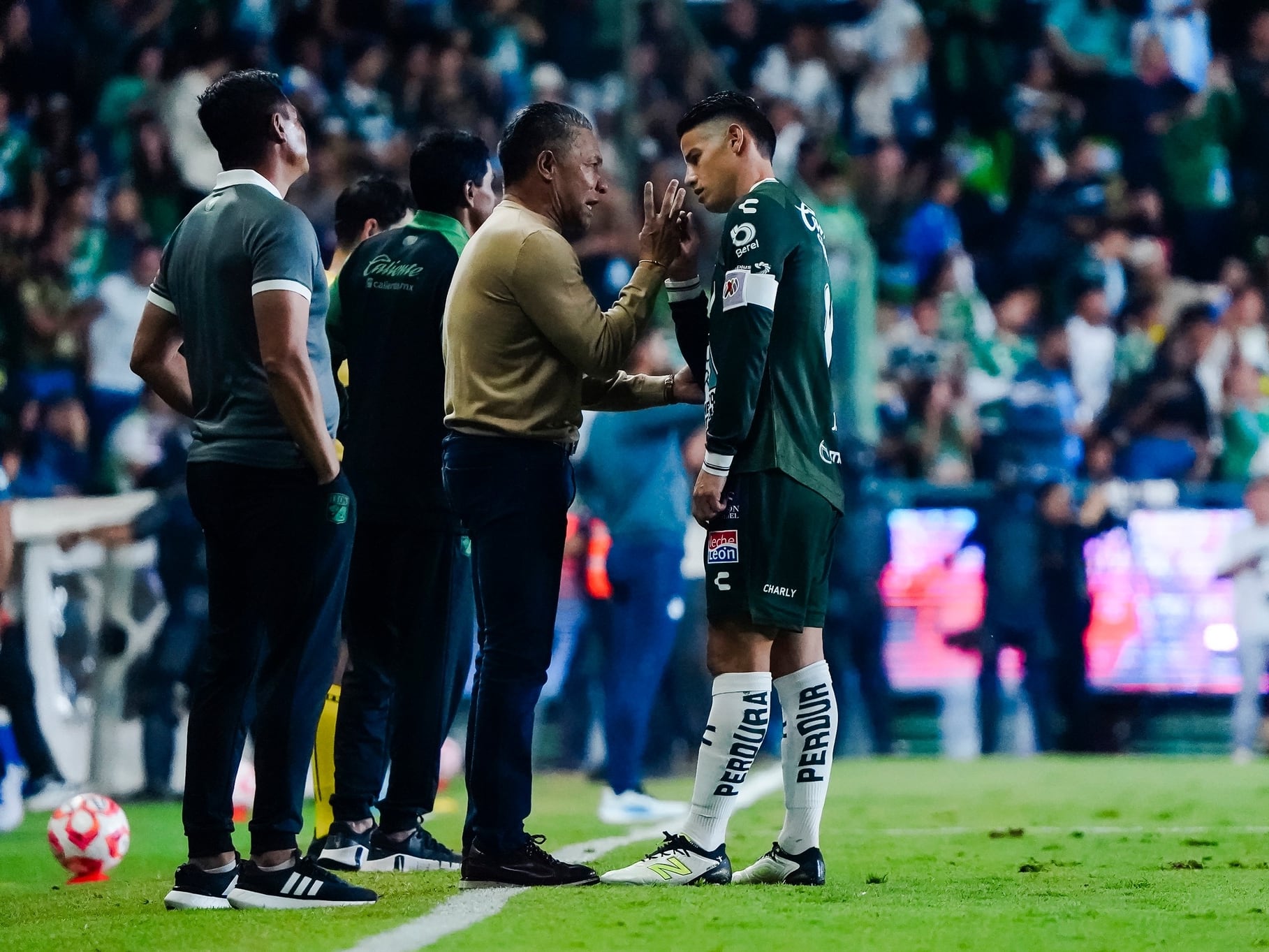 James Rodríguez de Selección Colombia y Club León / Oficial de Club León en Facebook.