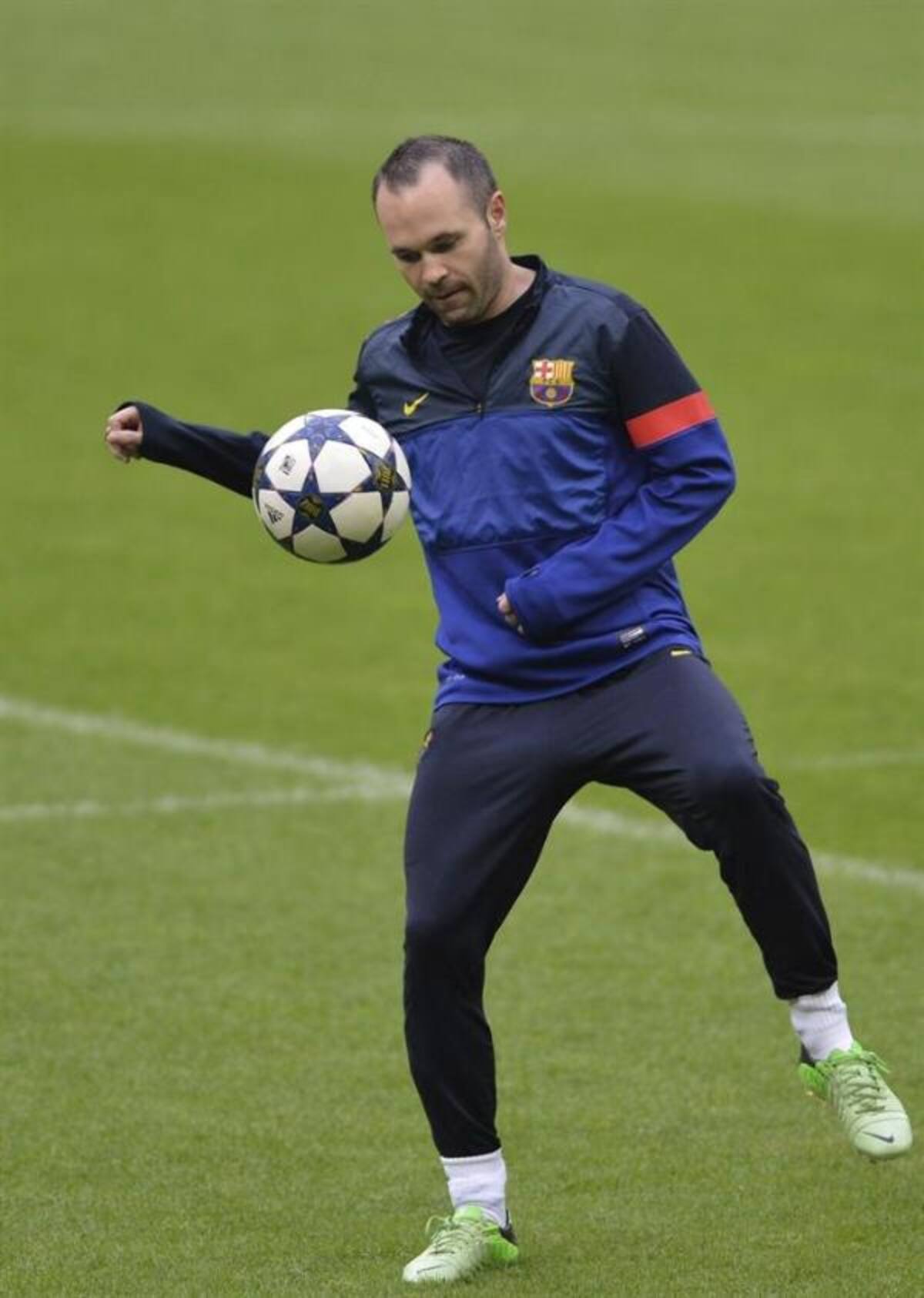 Andrés Iniesta en acción en el césped del Allianz Arena.