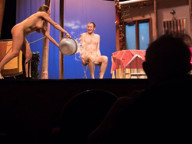 En Francia actores y públicos participan del teatro nudista.