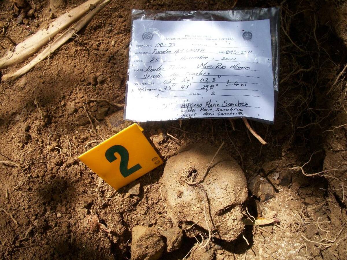 Deben exponerse a campos minados, la amenaza constante de ataques de la guerrilla o grupos criminales.