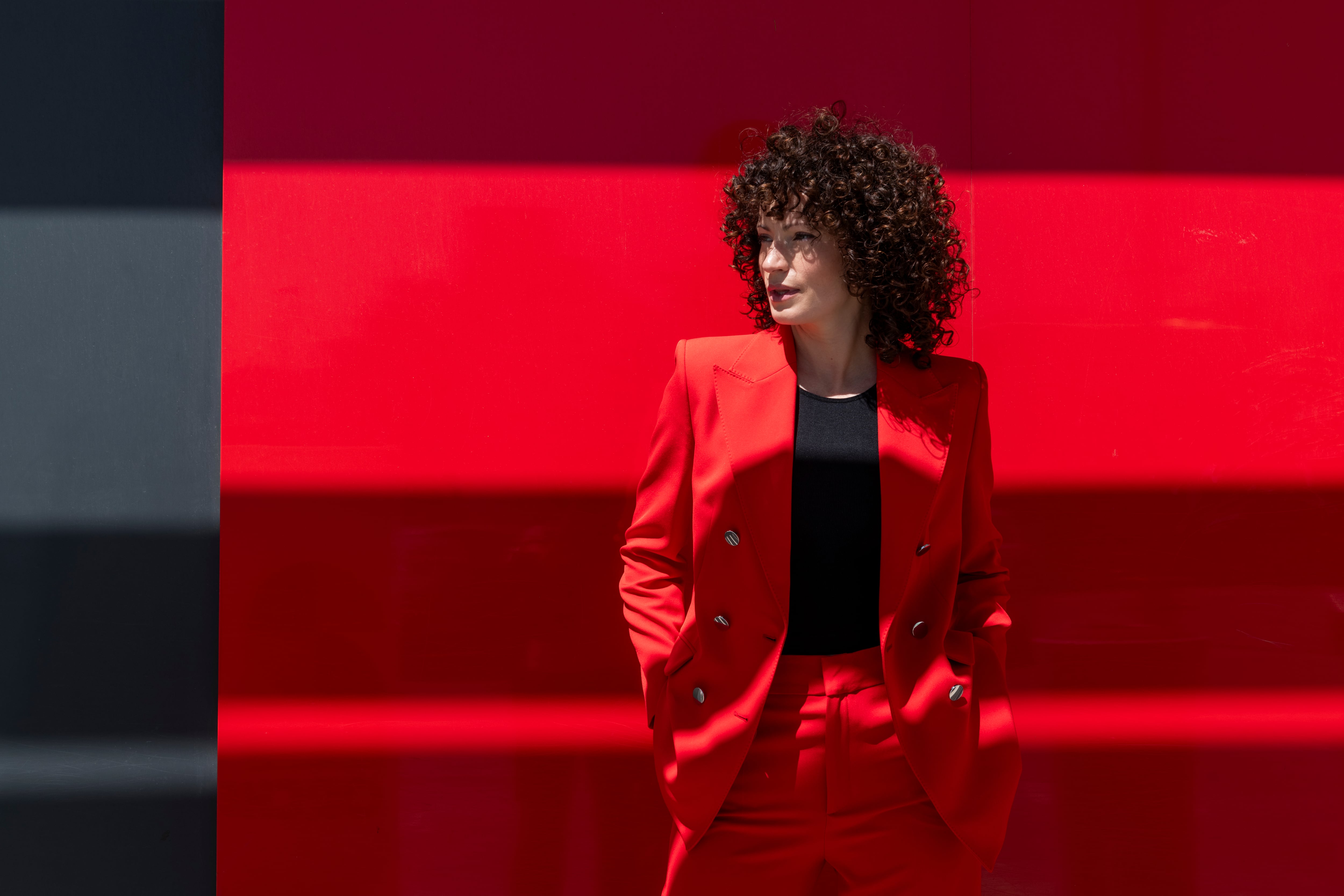 Mujer usando ropa de color rojo/ Imagen de referencia/ Getty Images