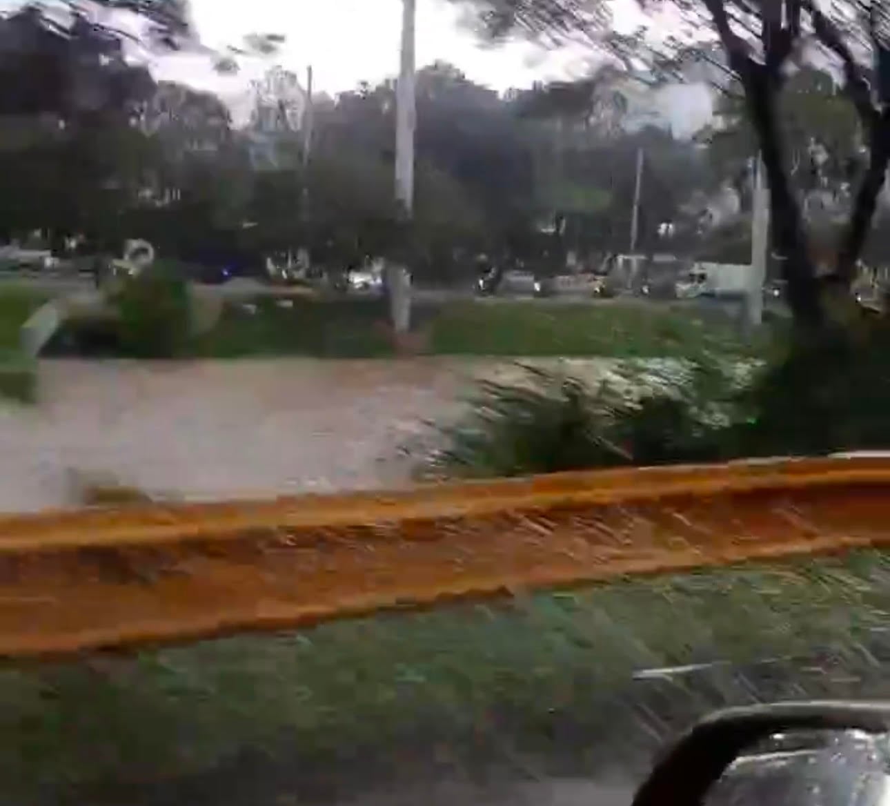 Los niveles del río Medellín aumentaron por las fuertes lluvias. Foto: Cortesía.