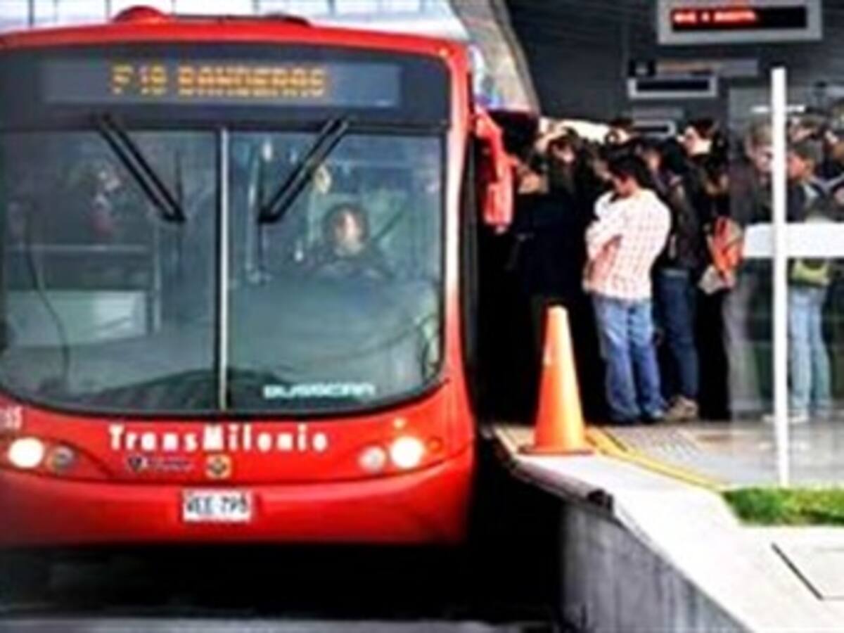 Dos personas resultaron heridas durante un atraco a un bus de Transmilenio