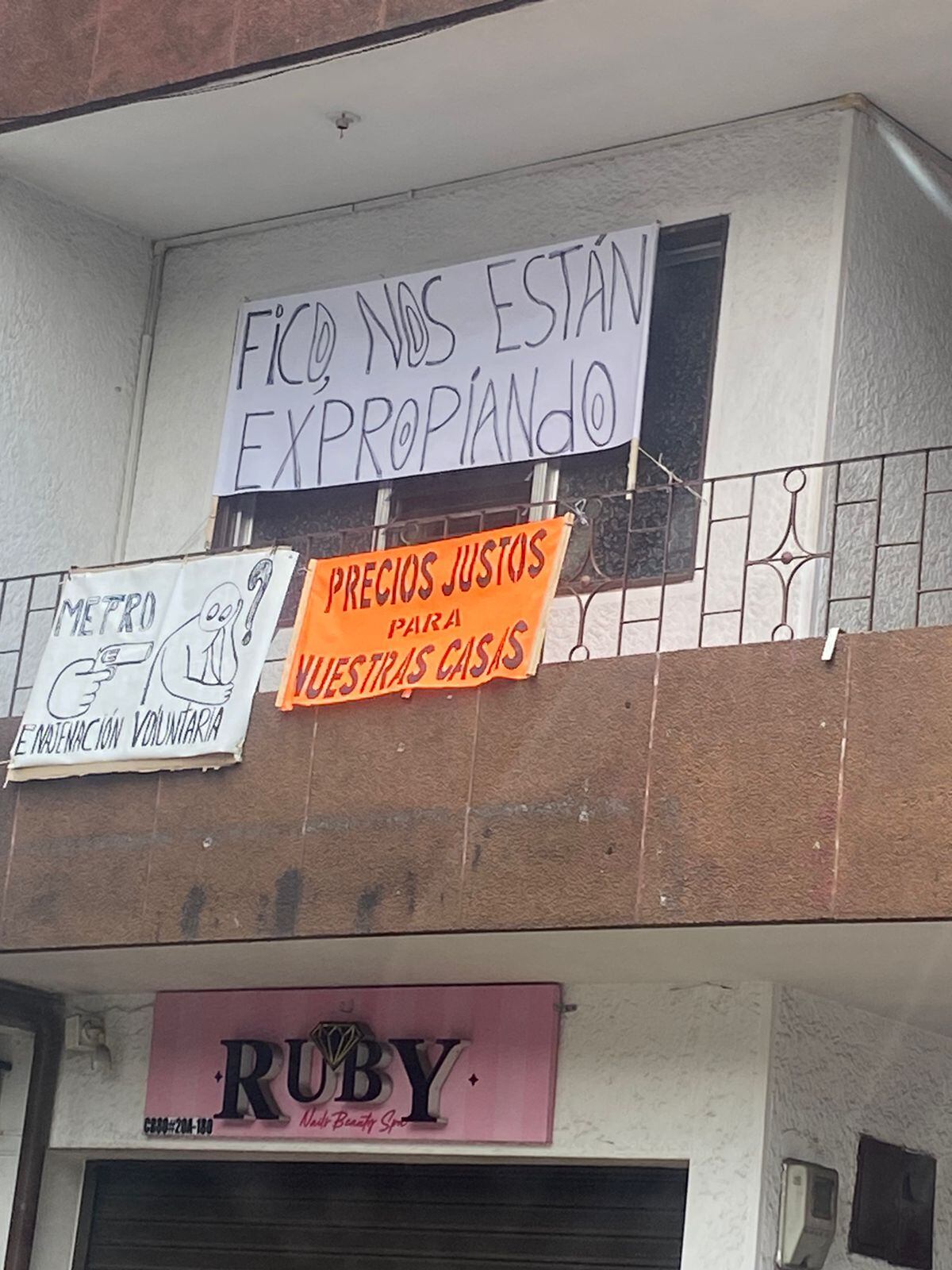 Quejas de habitantes de predios que deben ser desalojaos para la construcción del Metro de la 80.