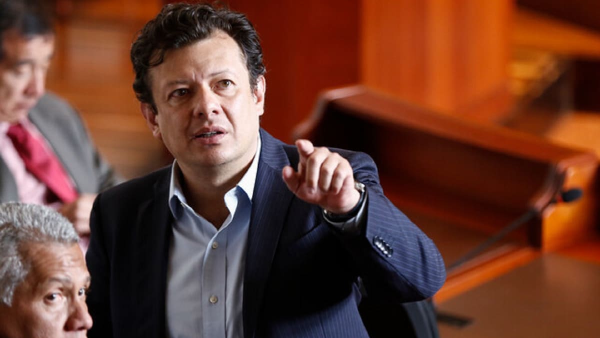 Drogas, alcohol y maltrato: nuevas denuncias que enredan a Hollman Morris desde 2016