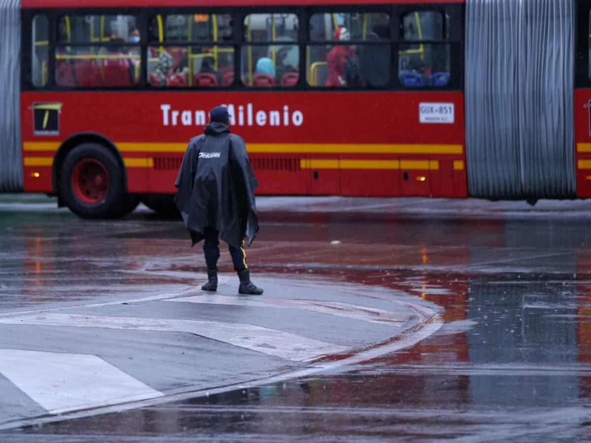 Cinco heridos dejó accidente entre patrulla de policía y un Transmilenio