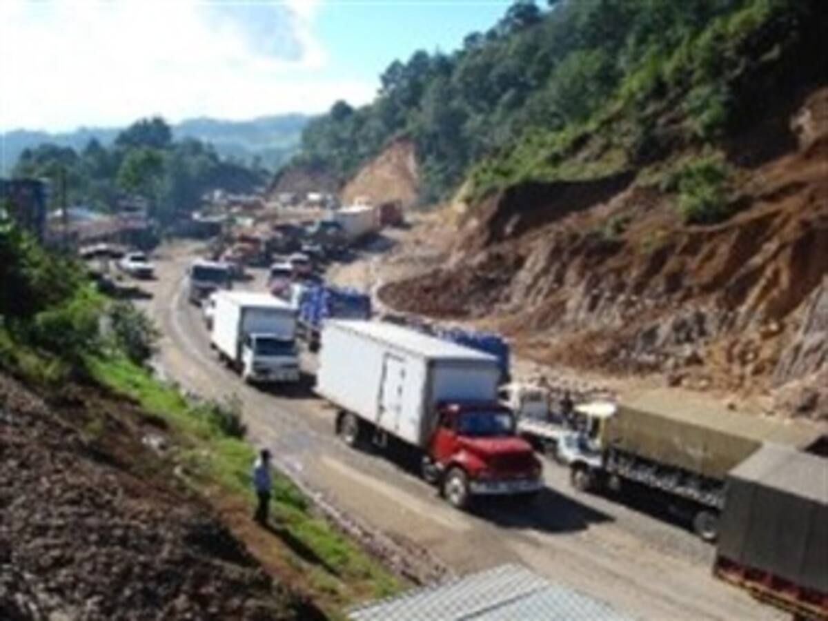 La autopista Medellín - Bogotá continúa con tránsito restringido a un carril