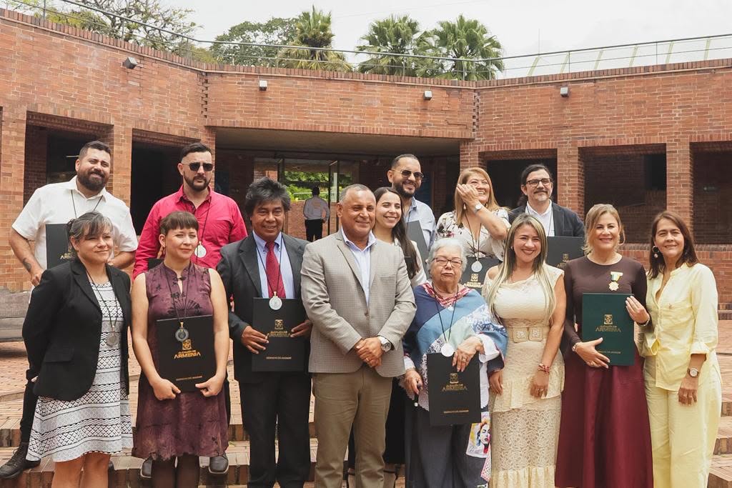 Entrega de emblema de amor por Armenia a Fundación Lazo Rosa y el cafeto de oro a 10 personas en el marco de los 137 años de fundación de Armenia. Foto: Cortesía Corpocultura