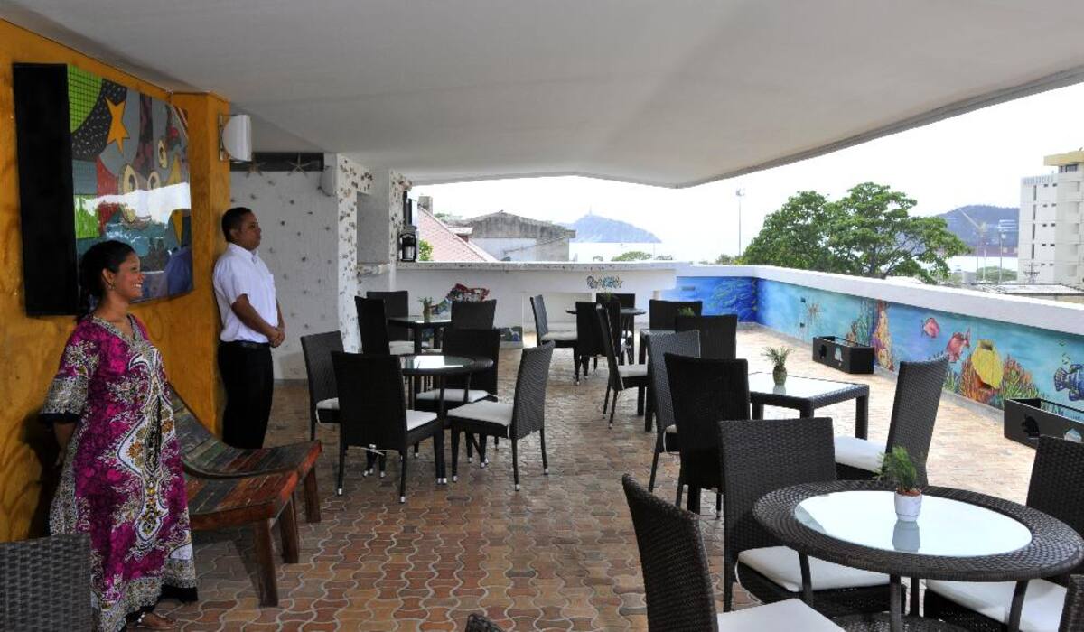 En pleno centro histórico de Santa Marta, este hotel es de las mejores opciones de calidad y comodidad para turistas y visitantes.