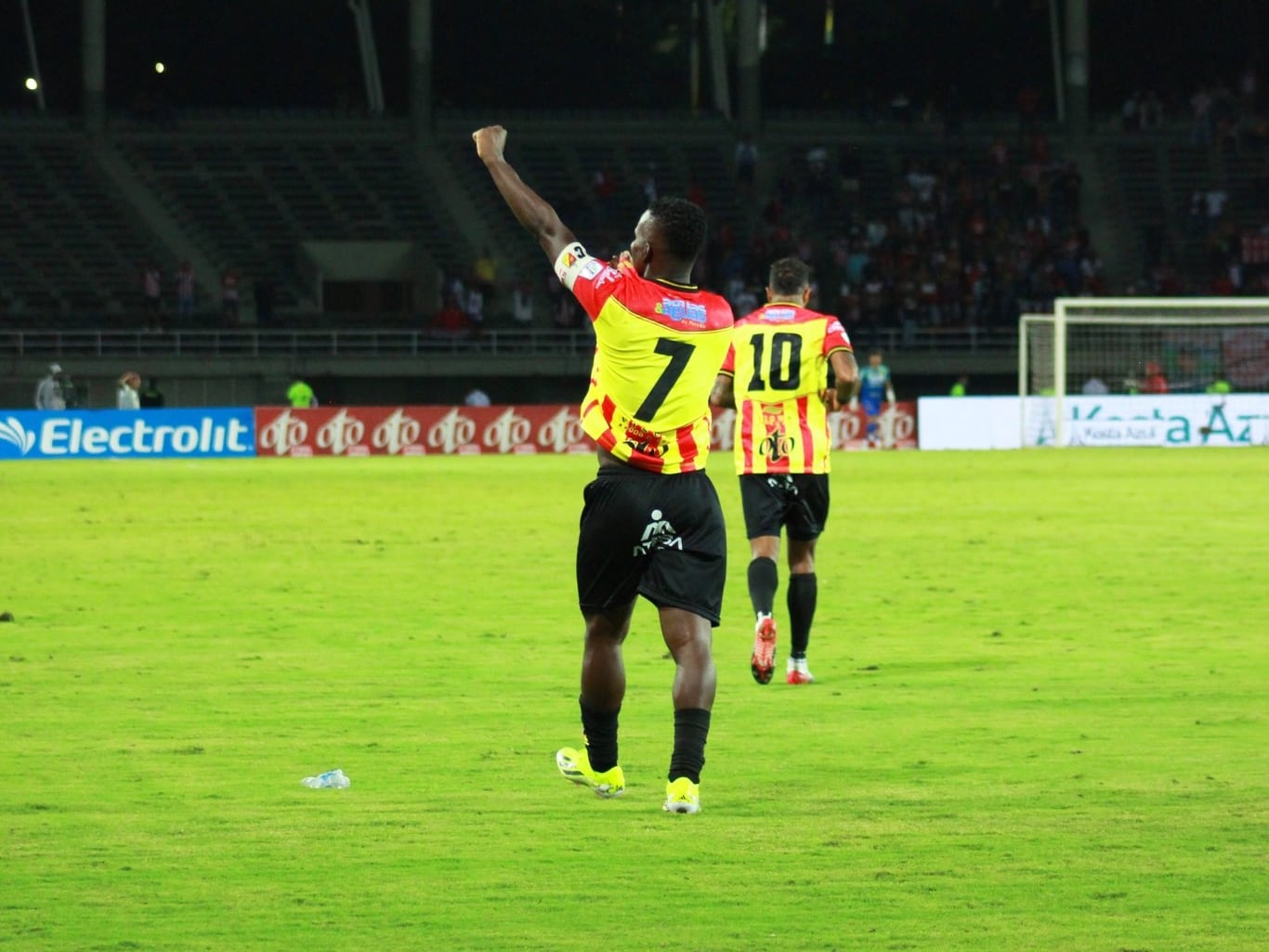 Carlos Darwin Quintero celebra uno de sus dos goles contra el Junior / Twitter: @DeporPereiraFC