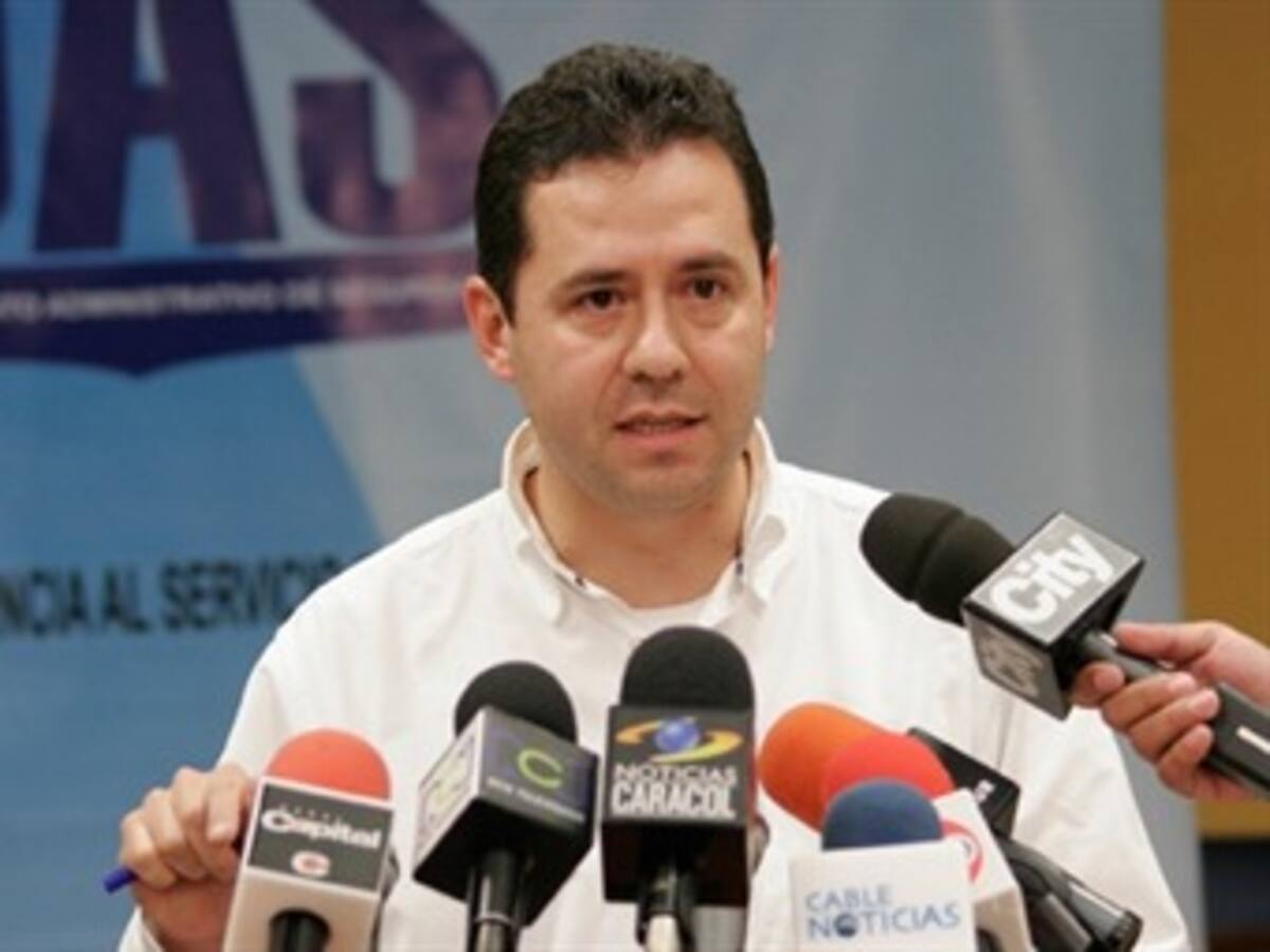 Escándalo de las chuzadas en el DAS se cobra la primera cabeza