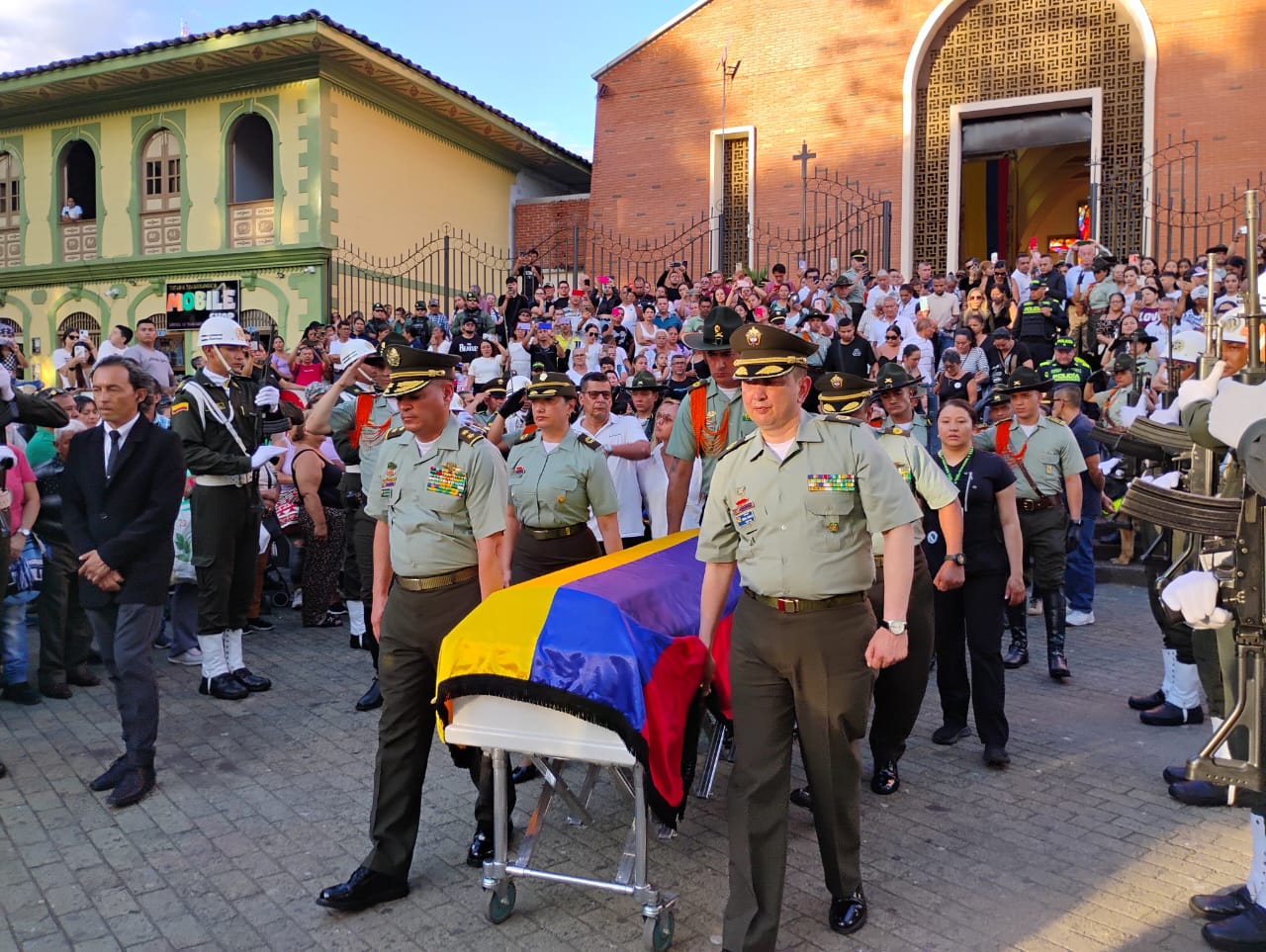 Con la bandera de Colombia cubriendo el ataúd, en Quindío le dieron el ultimo adiós al patrullero de la Policía. Foto: Adrián Trejos
