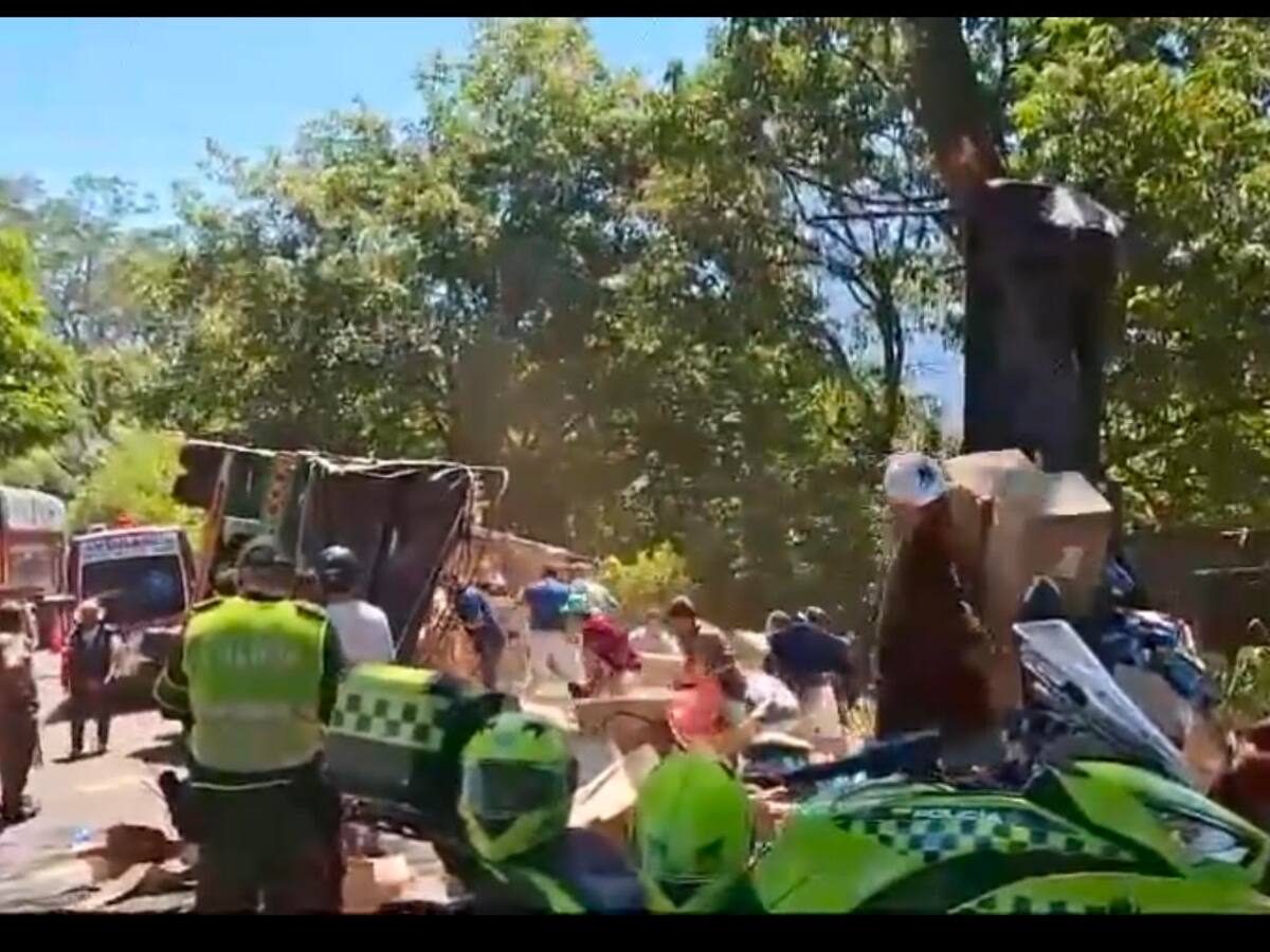 Un camión cargado de galletas se volcó en la vía Medellín-La Pintada y fue saqueado