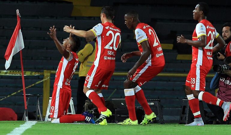 Wilson Morelo celebra el triplete marcado ante Liga de Loja en El Campín