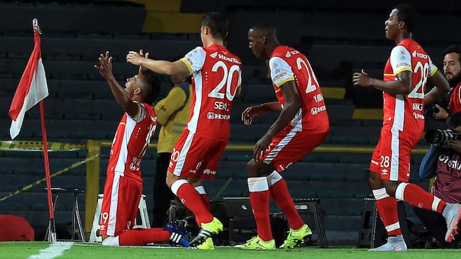 Wilson Morelo celebra el triplete marcado ante Liga de Loja en El Campín