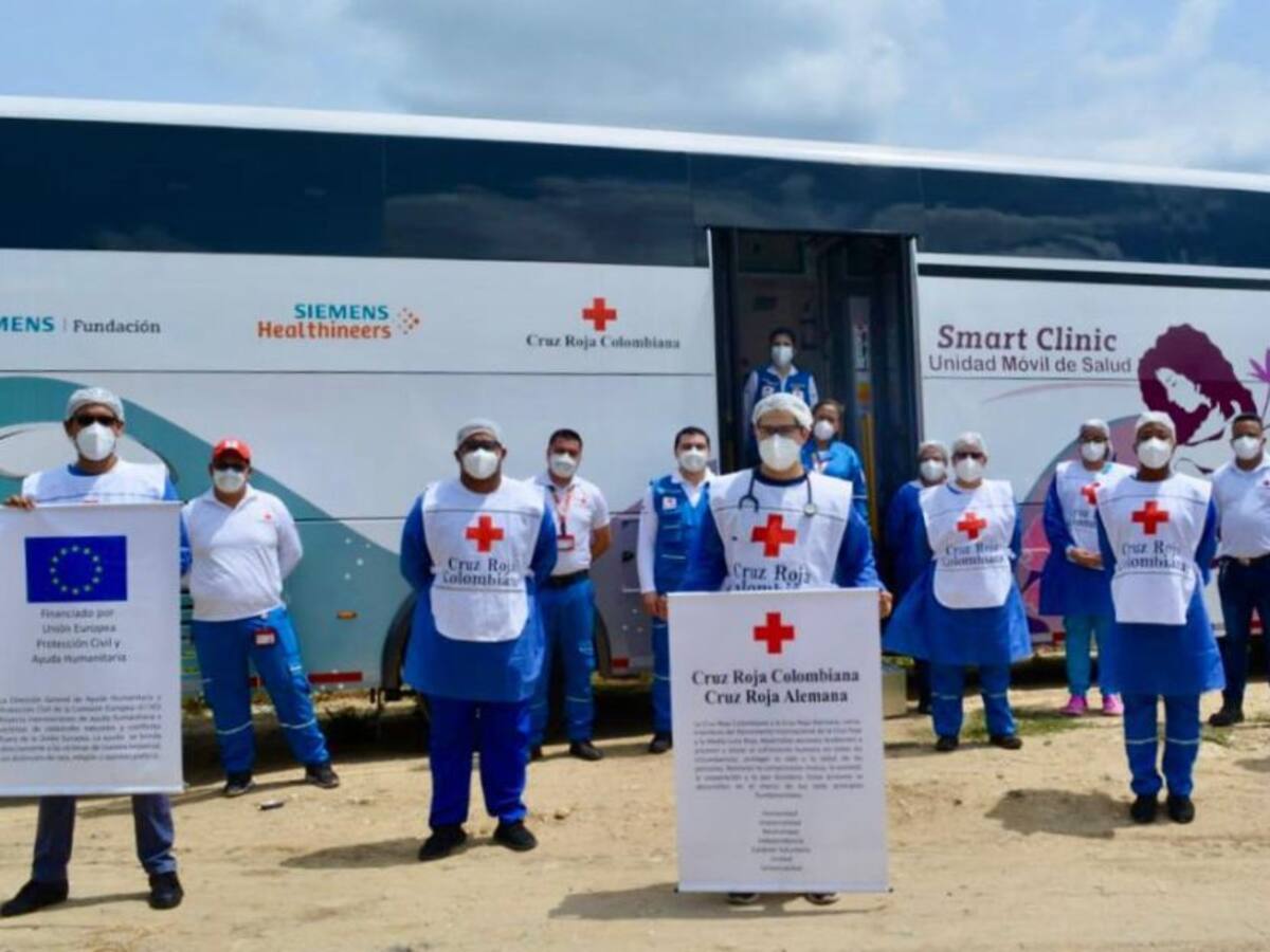 Clínica móvil de la Cruz Roja para atención de migrantes en la Costa