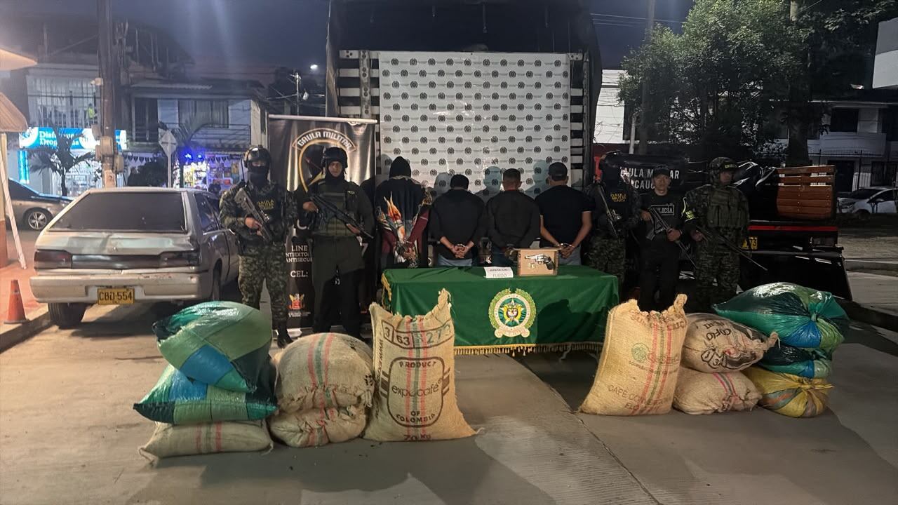 En los hechos cuatro presuntos delincuentes resultaron capturados. Crédito: Gaula Militar.