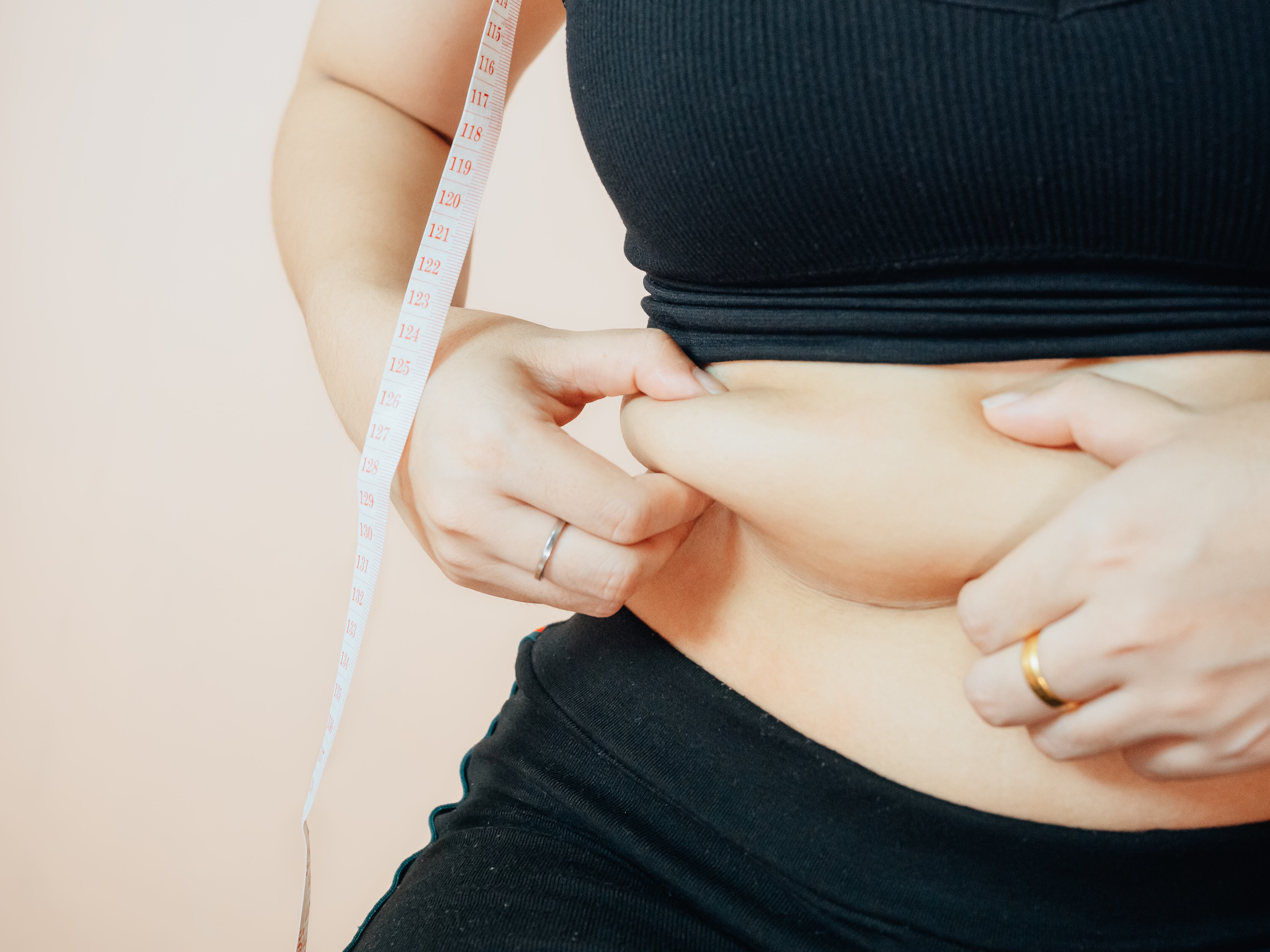 Grasa abdominal del vientre de una mujer utilizando ropa deportiva / Foto: GettyImages