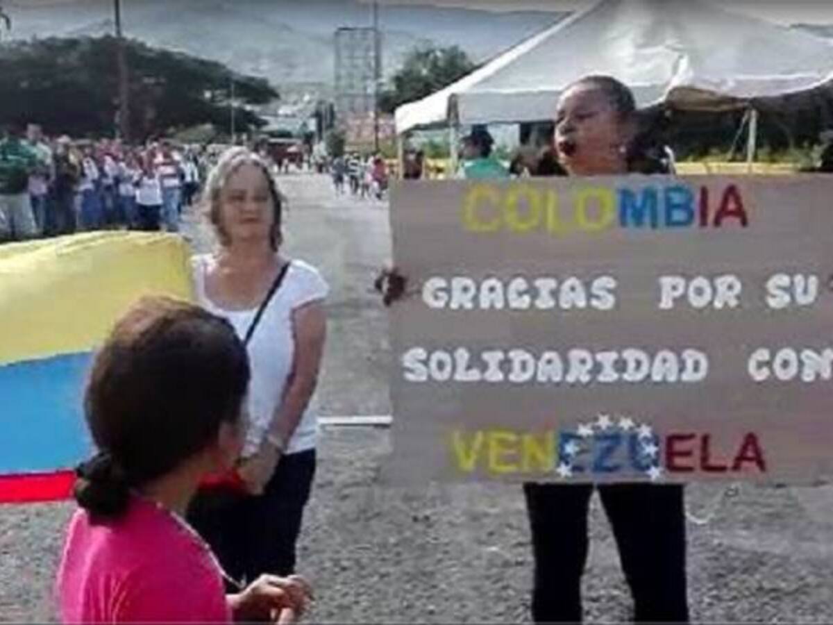 Venezolanos agradecen a la policía colombiana que los reciba en la frontera