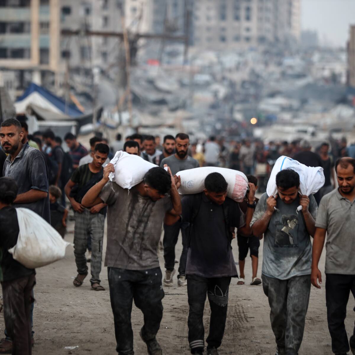 Israel mató al menos 7 gazatíes que esperaban llegada de camiones con ayudas humanitarias