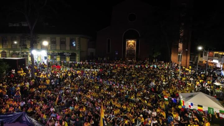 Los parques principales de los municipios del Quindío vibraron con el triunfo de la Selección Colombia, en la foto parque de Montenegro. Foto: Cortesía alcaldía de Montenegro