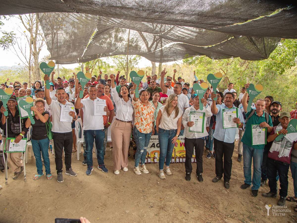 Asociaciones campesinas reciben más de mil hectáreas de tierras en Bolívar y Sucre