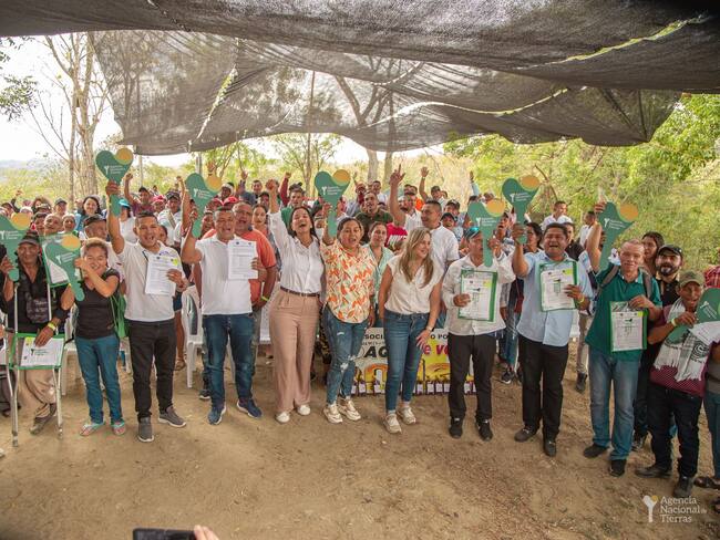 Asociaciones campesinas reciben más de mil hectáreas de tierras en Bolívar y Sucre