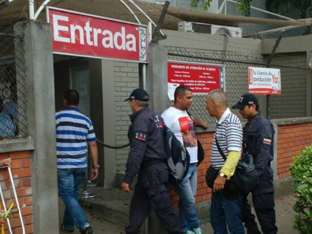 Allanan oficinas del Tránsito Municipal por escándalo de carros robados en EMCALI