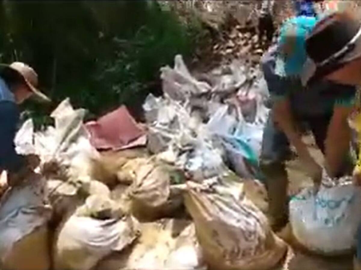 Comunidad despeja vía tras un derrumbe