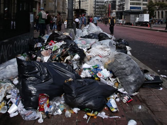 Ciudadanos siguen sacando basura fuera de horarios establecidos