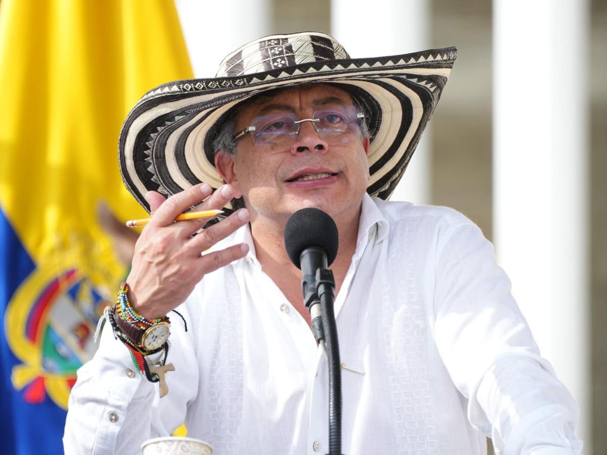 “Se graduó en modalidad virtual”, Petro sobre escándalo de compra de títulos