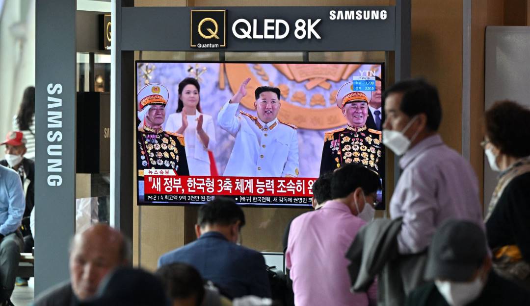 Transmisión del desfile militar en Pyongyang con presencia del líder Kim Jong Un.                         Foto: Getty 