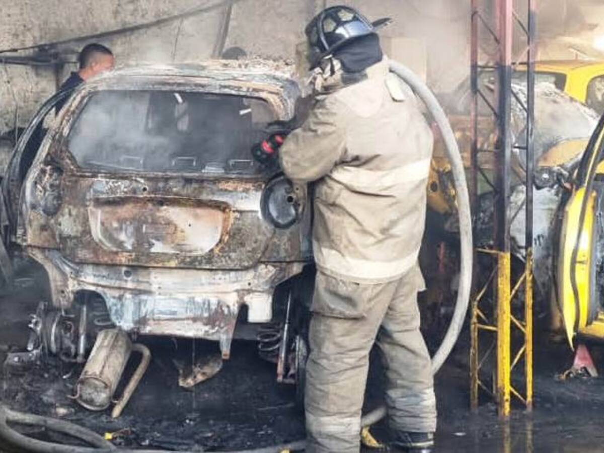 Incendio destruyó varios taxis en un taller en el oriente de Cartagena