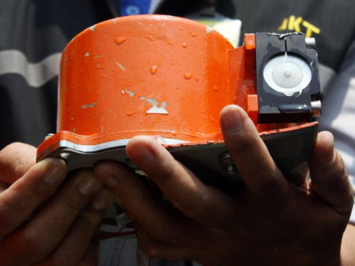 Encuentra una caja negra de avión accidentado en Indonesia